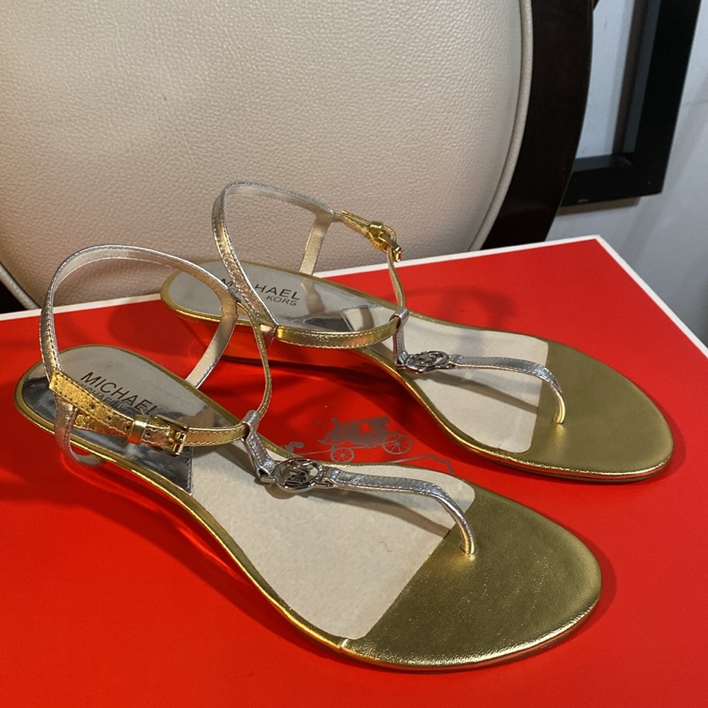 Michael Kors sandals like new in good condition.